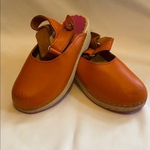 Hanna Andersson orange clog girls 33 2.5